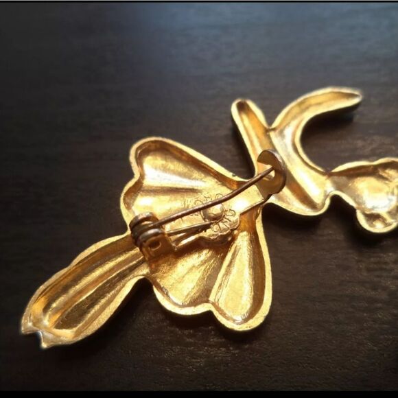 Elegant Gold Brooch - Picture 2 of 3